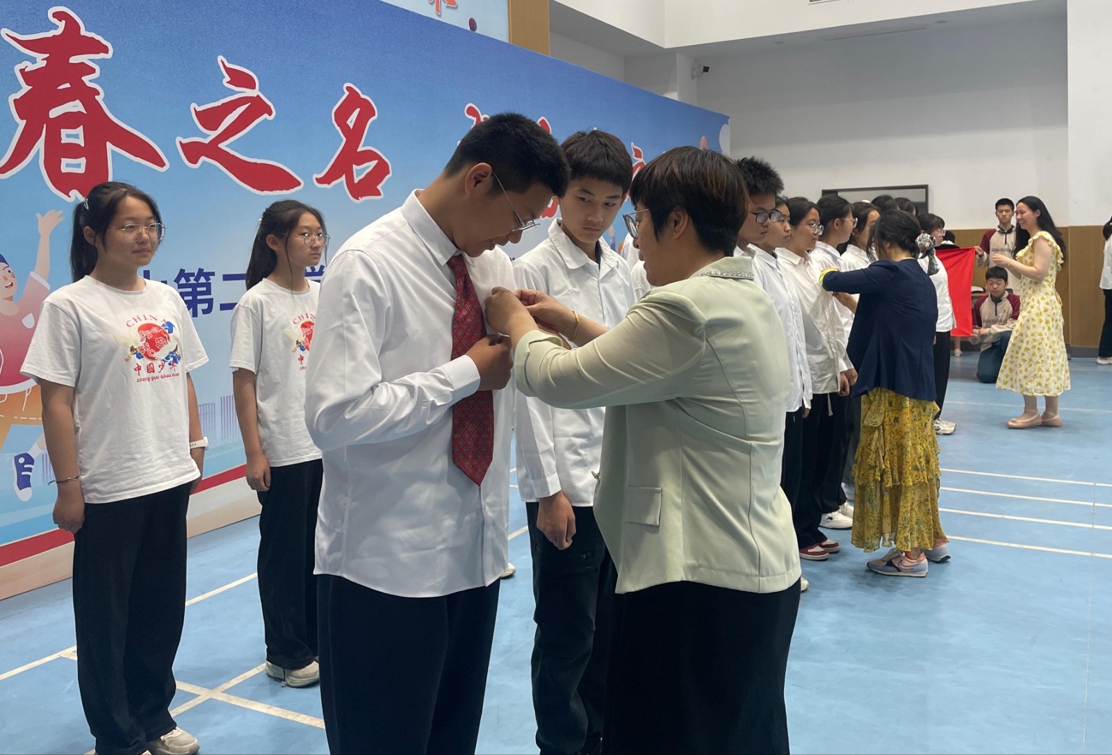 佩戴团徽2(1).jpg